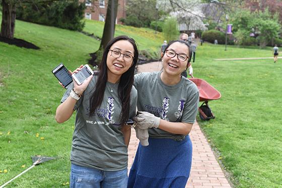 Photo of two international students on 冰球突破app's 冰球突破mg登录网址, 在自愿种花的时候停下来