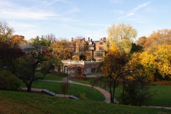 Rolling grassy hills, historic red brick buildings, 五颜六色的秋树装饰着冰球突破app位于匹兹堡的冰球突破mg登录网址. 