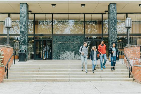 图为四名冰球突破app学生离开位于夏德赛德校区的图书馆.